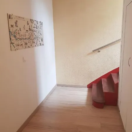 Tres Joli Studio: Private Parking & Garden Access Apartment *