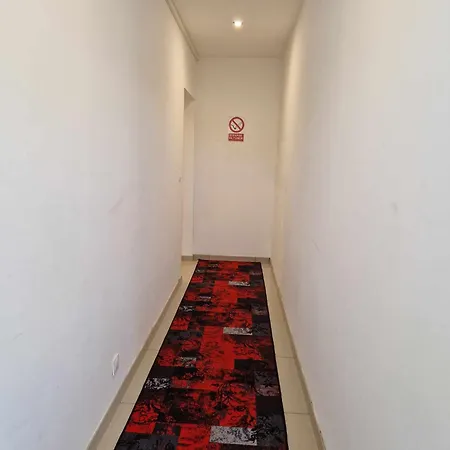 Tres Joli Studio: Private Parking & Garden Access