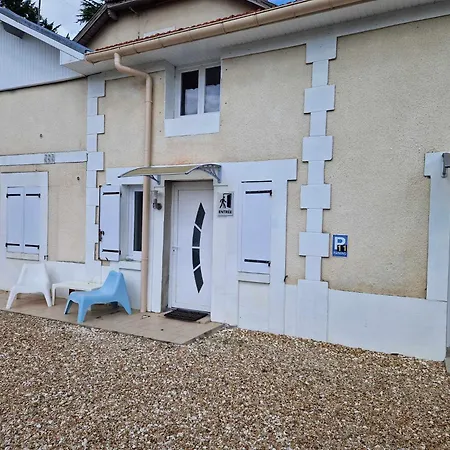 Tres Joli Studio: Private Parking & Garden Access Apartment
