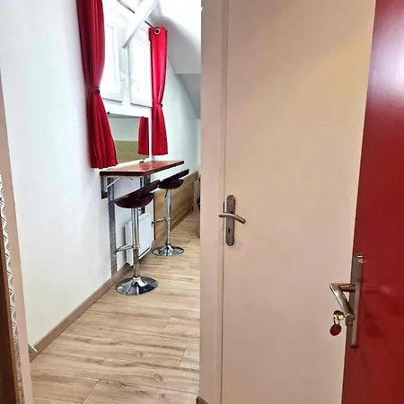08 - Joli Avec Clim Et Equipe Pour 2 Personnes, Lit Double, Parking Privatif Gratuit, Grand Fourgon Possible, Le Linge De Maison Est Fourni *